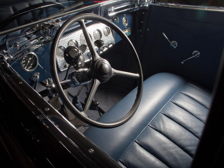 Интерьер Auburn 12-160A Custom Dual Ratio Phaeton Sedan 1932 года  (фото 38 из 43)